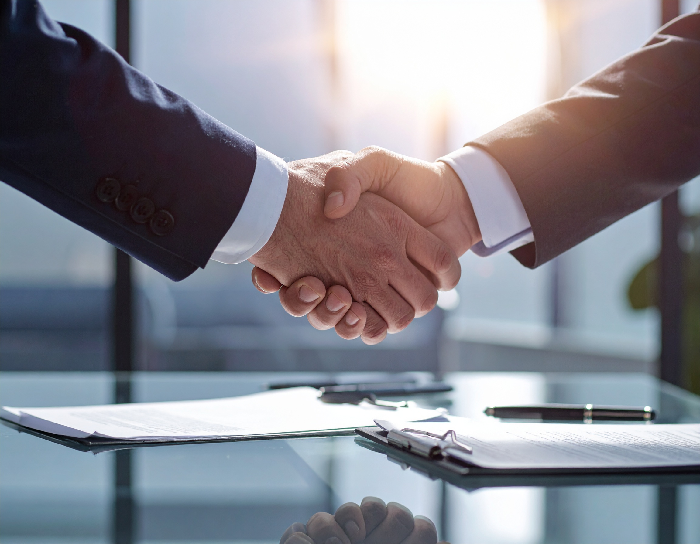 DYA y PUCE firman convenio