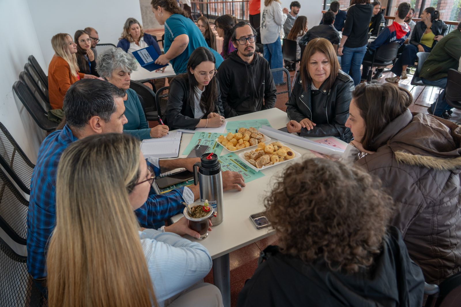 Mesa de trabajo durante el primer taller de diseño participativo en Aristóbulo del Valle
