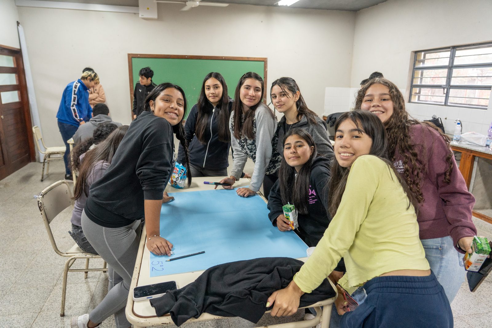 Protección de niñez y adolescencia: espacios de encuentro y expresión para jóvenes